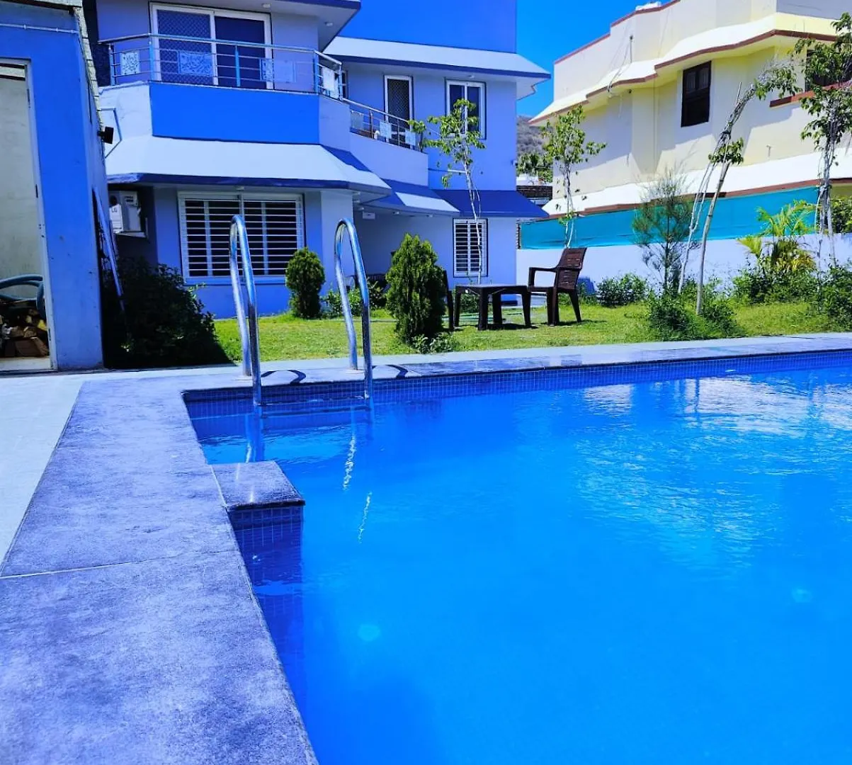 Lavish Loft Villa contacts